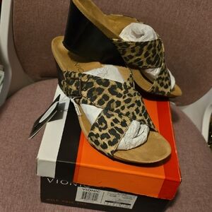 Vionic Women's Black and Leopard Sandals